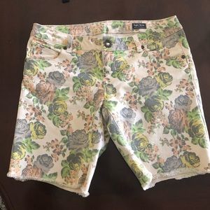 Jeans shorts skinny Bermuda fit. Flower print